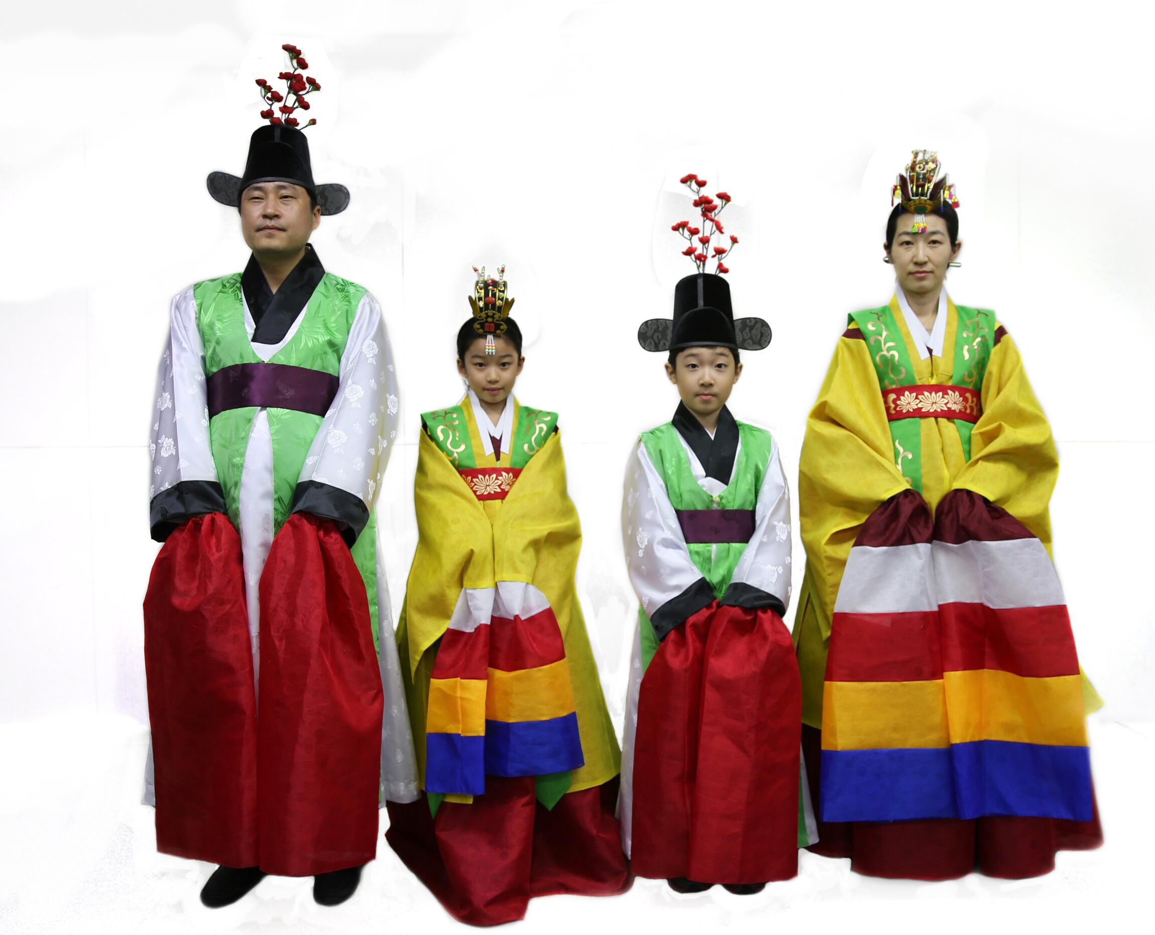 춘앵전 무용복식을 착용한 가족의 모습.jpg